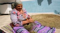 عربية العماري : امرأة تبدع في صناعة ظفيرة الحلفاء في هرقلة
