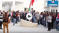 جلول و العباسي يشاركان تلاميذ إحدى المدارس تحية العلم التونسي والفلسطيني