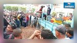 في حركة احتجاجية  : فلاحون يتلفون كميات من التمور في الطريق العام بقبلي