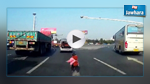 لحظة سقوط مروع لطفل صيني من سيارة متحركة