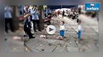 طفل يواجه الشرطة بشراسة لحماية والدته !
