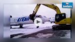 موظف بمطار يحطم طائرة بآلة حفر عملاقة !
