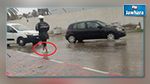 صورة اليوم : شرطي حافيا وسط الأمطار