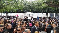عدد من المحامين المحتجين يقتحمون ساحة القصبة