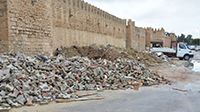 فضلات البناء تحت سور المنستير