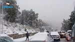 نحو ألف سيارة مازالت عالقة في عين دراهم بسبب الثلوج 