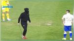 يقتحم الملعب بقضيب حديدي للإعتداء على الحكم (فيديو)