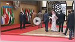 سقوط الرئيس اللبناني أثناء التقاط صور في القمة العربية (فيديو)
