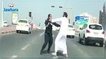 شاهد : عراك بالأيدي بين مواطن كويتي وشرطي