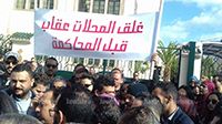 تجار الملابس الجاهزة في صفاقس يغلقون محلاتهم ويحتجون أمام مقر الولاية