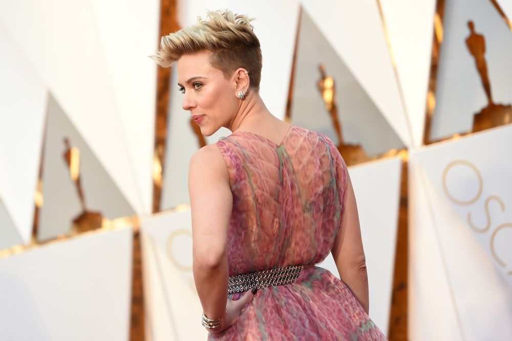 7787437184_scarlett-johansson-arrive-aux-oscars-2017.jpg