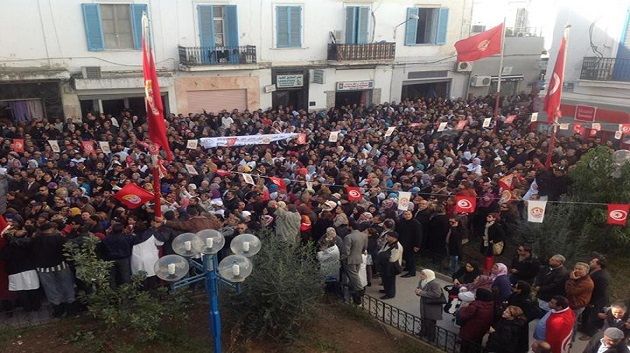 Les agents de la santé et des finances observent un rassemblement ouvrier à la place Mohamed Ali