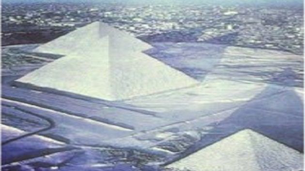 Les pyramides d'égypte couvertes de neige