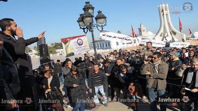  Les manifestants islamistes affluent sur la place de la Kasbah