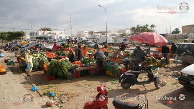 Les étals anarchiques devant le marché central Zahra à la Mahdia