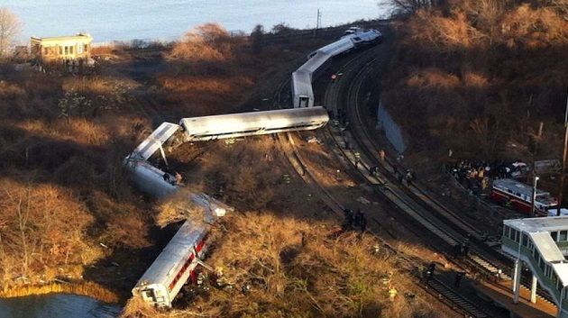 Deux trains se percutent et provoquent des explosions aux Etats-Unis