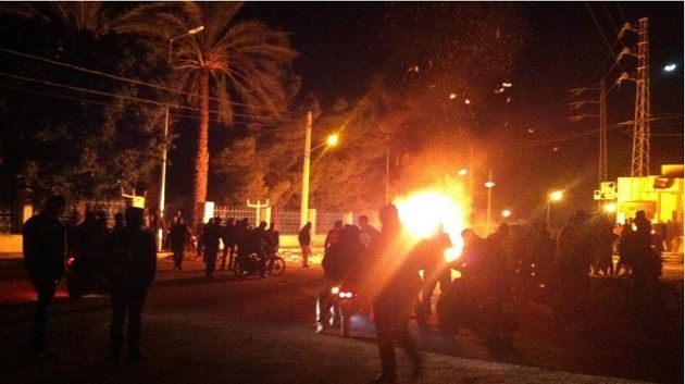 Manouba : Des individus brulent le siège d’Ennahdha à Douar Hicher