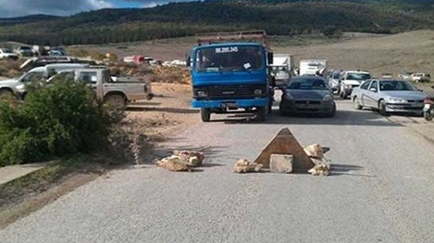 Kef : Des protestataires bloquent la route nationale reliant le kef à Kasserine