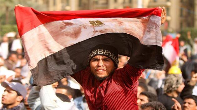 Egypte : Les manifestants brandissent les photos de Hosni Moubarak