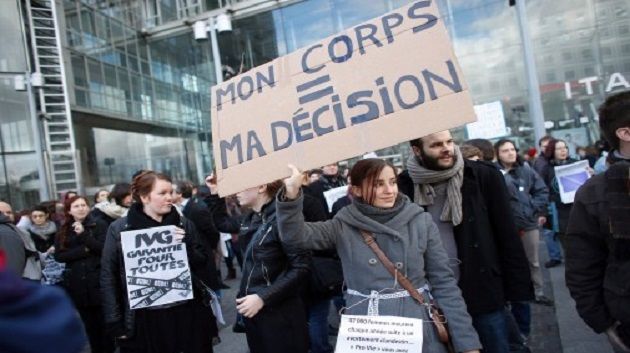 Des espagnols, français et britanniques manifestent pour défendre le droit à l'avortement