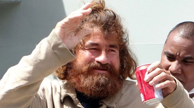 Après 13 mois dans l’océan, le naufragé du pacifique rentre au Salvador