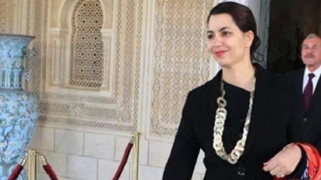 Amel Karboul refuse de s’entretenir avec les journalistes tunisiens, pour s’isoler avec les français