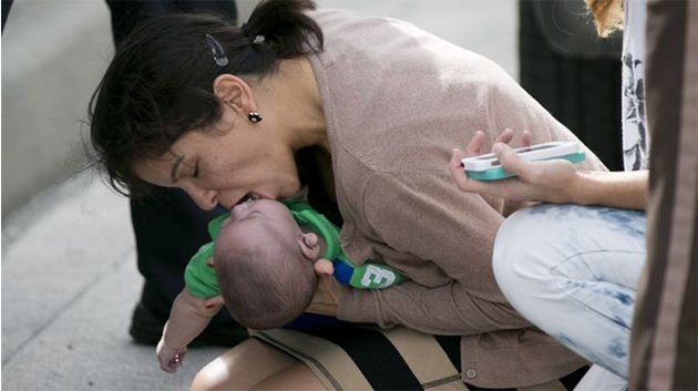 La photo du baiser qui émeut les Etats-Unis et sauve la vie d’un bébé