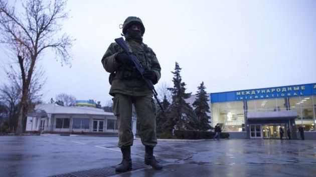 Ukraine : Des armés prennent le contrôle de 2 aéroports en Crimée