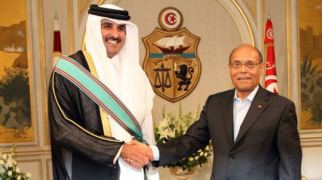 Marzouki décore l'émir du Qatar des insignes de Grand cordon de l'ordre de la République