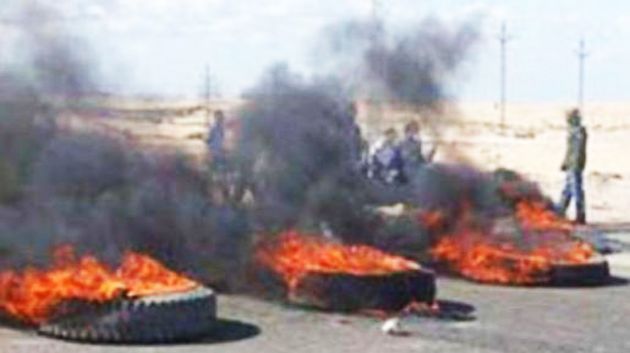 Skhira : Des jeunes chômeurs bloquent la route nationale 1