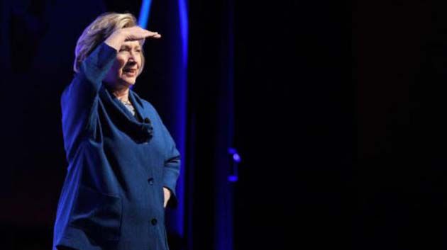 Hillary Clinton échappe à un lancer de chaussure 