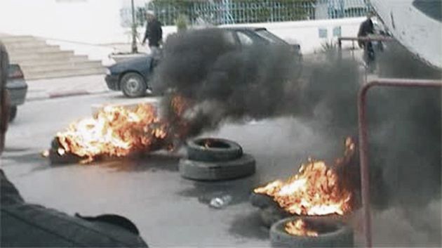 Des habitants de Sakiet Sidi Youssef bloquent la route après la blessure par balles d'un contrebandier