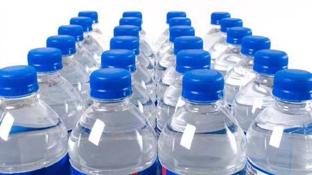 Préparatifs des producteurs d’eau en bouteilles pour la saison estivale