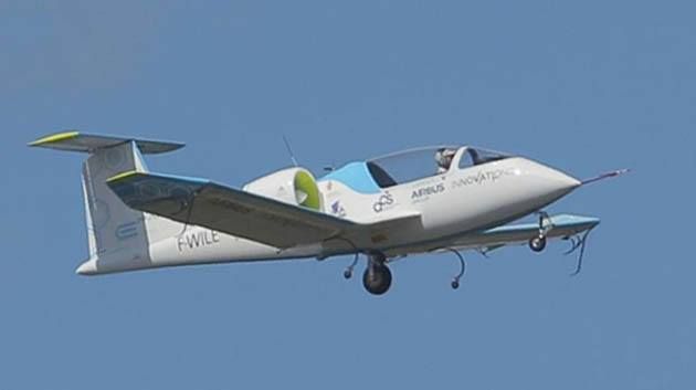 Premier vol de démonstration de l’E-Fan, avion électrique d'Airbus