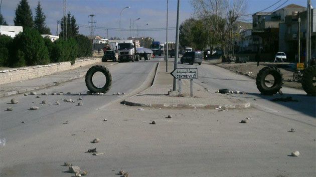 Sidi Bouzid : Des protestataires bloquent la route nationale reliant Kasserine à Sfax