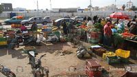 Les étals anarchiques devant le marché central Zahra à la Mahdia