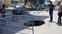 La route s'écroule à Monastir laissant un trou béant