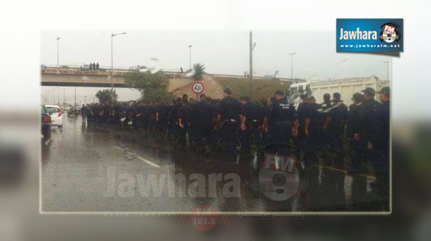  Algérie : Des dizaines de policiers manifestent 