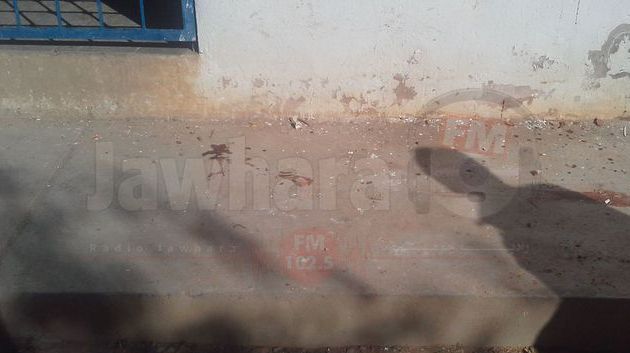 Les traces de l'attaque du soldat militaire devant un bureau de vote à Ain Zena (Kairouan)