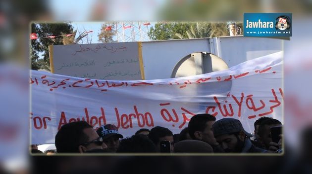 Pollution à Djerba : Des sit-ineurs revendiquent la libération des personnes arrêtées