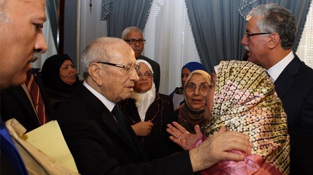 Essebsi rencontre les familles des martyrs de la révolution après leur protestation