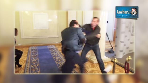 Parlement ukrainien : Bagarre entre deux députés à coups de poings et de pieds