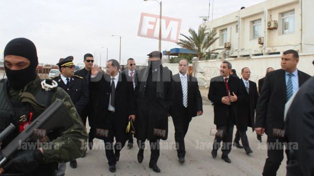 La visite d'Habib Essid à la déchargé de Djerba et au port de Zarzis