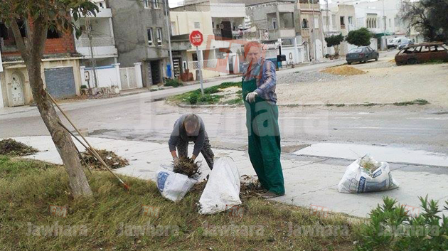 Sousse : Un couple russe nettoie un jardin public à Khézama