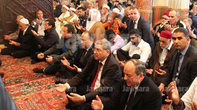 Habib Essid accomplit la prière du vendredi à la Mosquée Zitouna