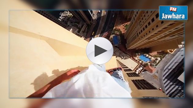 Il saute au dessus du vide au 43ème étage d’un hôtel sans protection (vidéo)