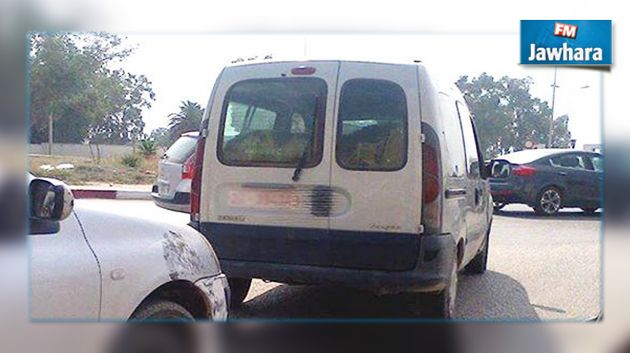 Des marchandises de contrebande à bord d'une voiture de fonction