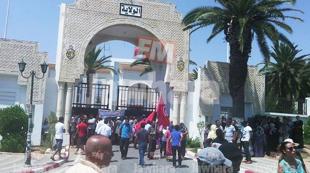 Sousse : des personnels du tourisme licenciés manifestent devant le gouvernorat