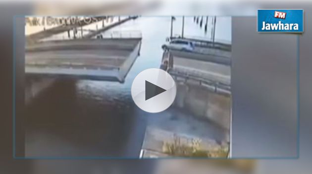 Il tente de sauter sur un pont ouvert en voiture (vidéo)