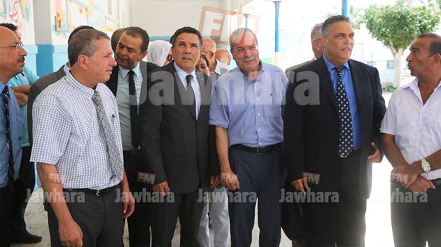 Le ministre de la Défense visite l'école primaire de la 